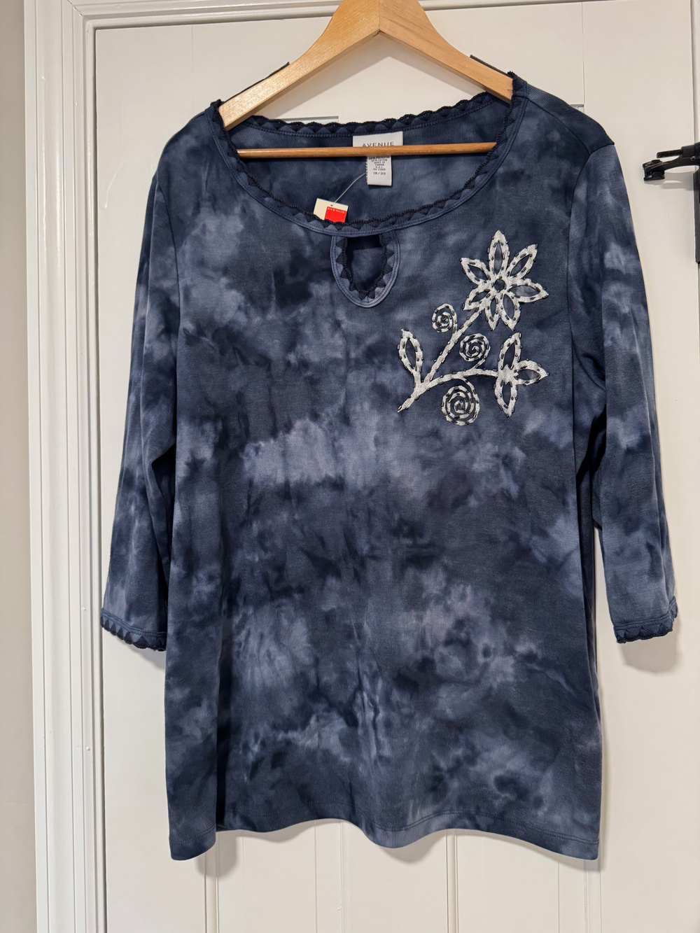 Vintage Avenue 18/20 Top NWT Tie Dye Ribbed Keyhole Embroidered Floral Shirt Y2K